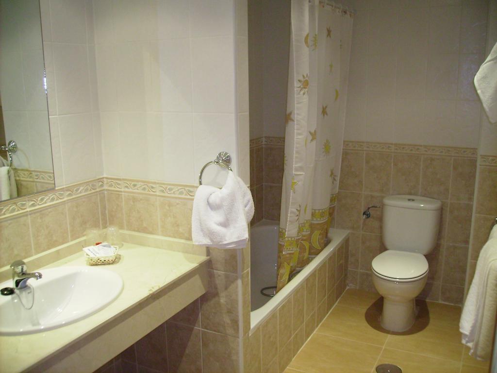 Hotel Delphos Moraleja Habitación foto